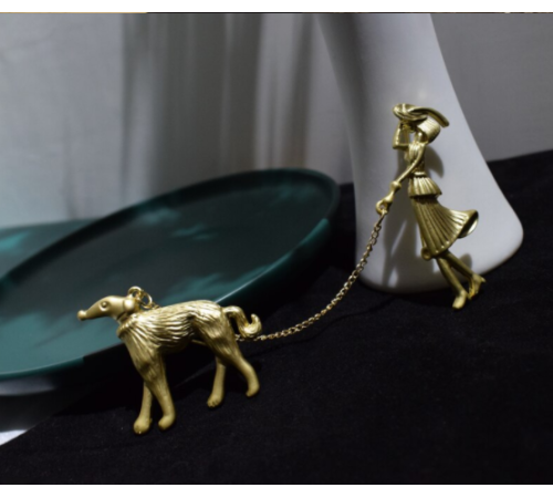 Brosche Frau mit Hund – Stilvoll & Elegant
